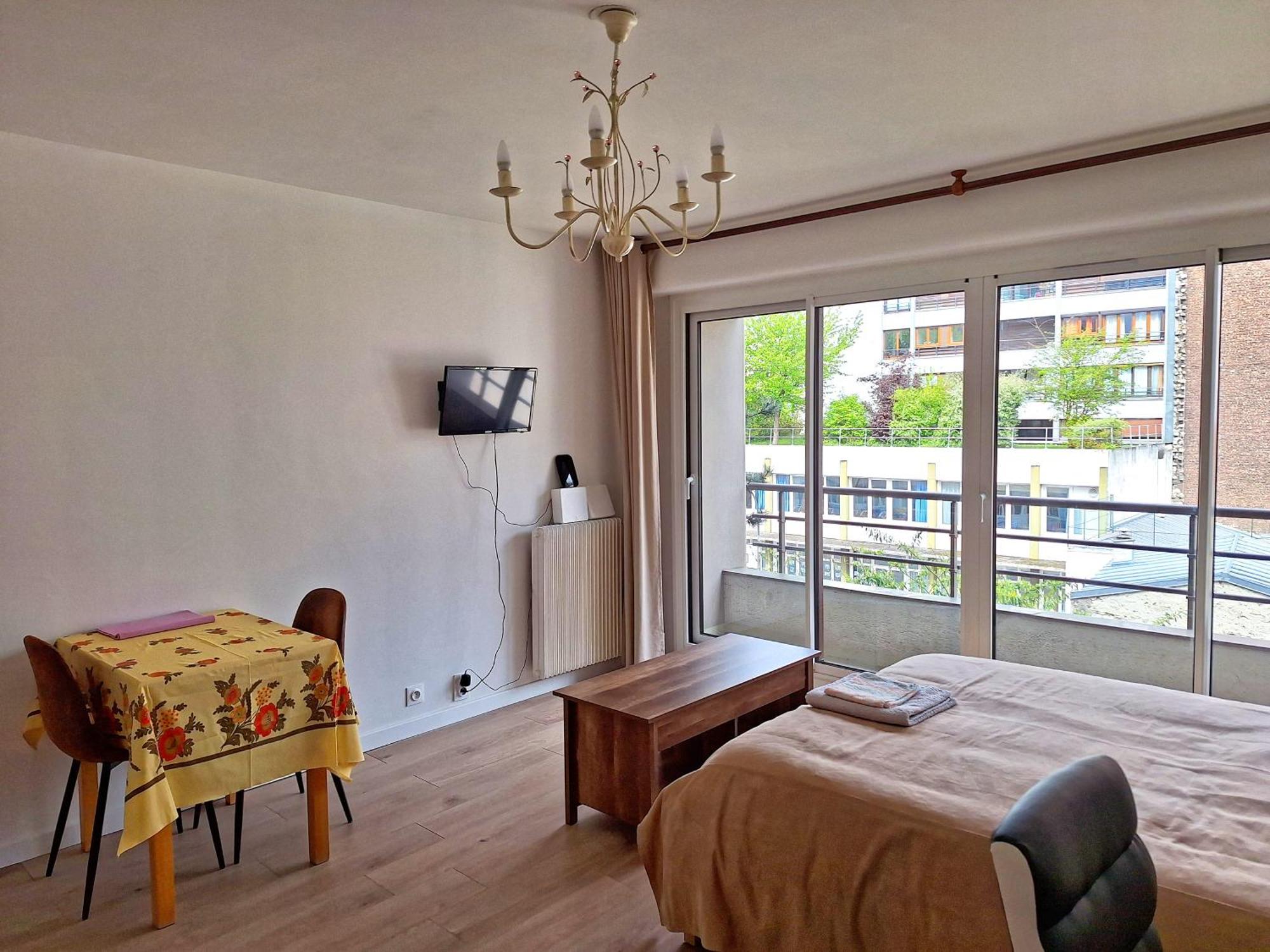 Chic Parisian Studio Retreat Bright Spacious And Secure Parking Kültér fotó