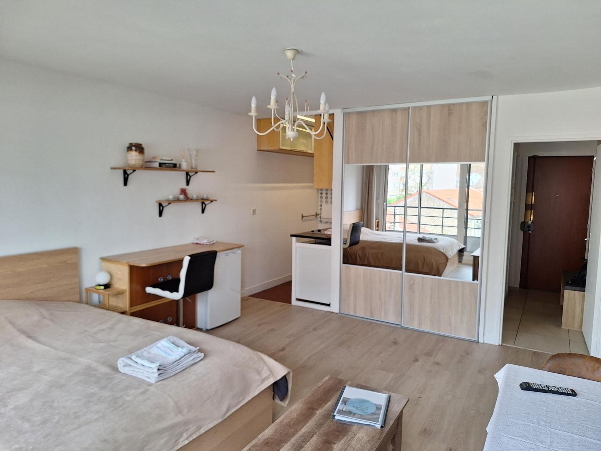 Chic Parisian Studio Retreat Bright Spacious And Secure Parking Kültér fotó